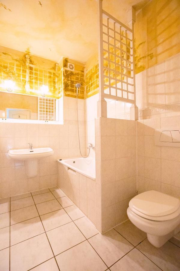 Вилла Dwor Podstolice - House Of Rosenthal Экстерьер фото