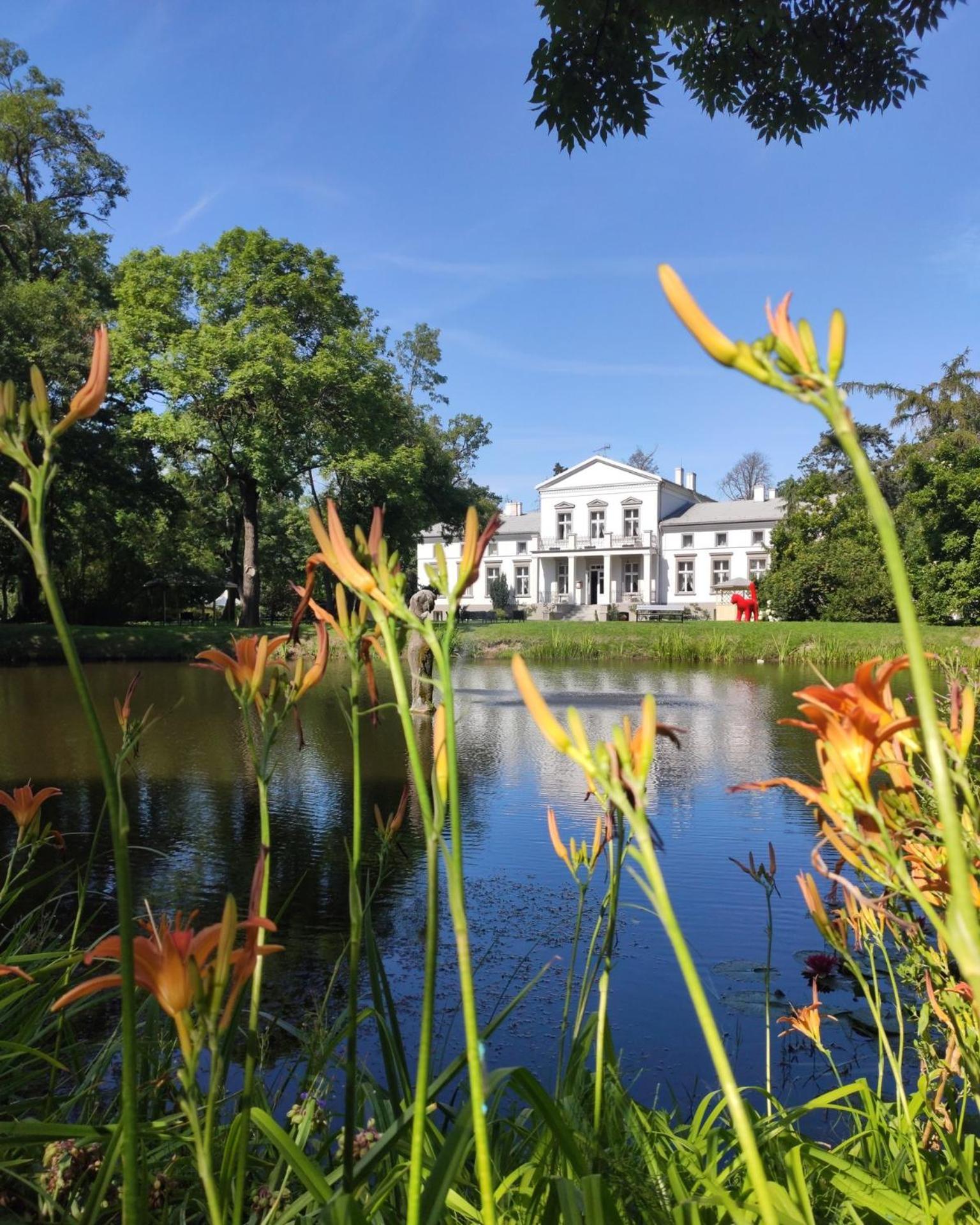 Вилла Dwor Podstolice - House Of Rosenthal Экстерьер фото